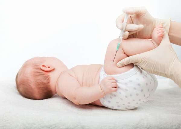 вакцинация ребенка в бедро 